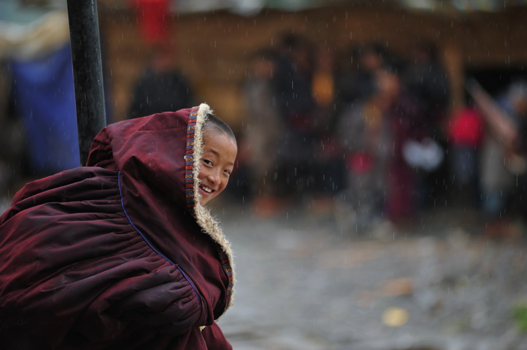 所登寺小僧人风雨中之三 摄影 串西部