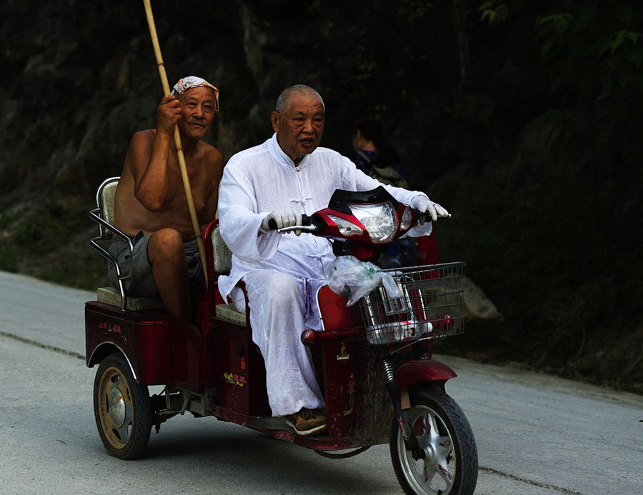 长寿村90多岁的老人拉着70岁的儿子 摄影 新闻001