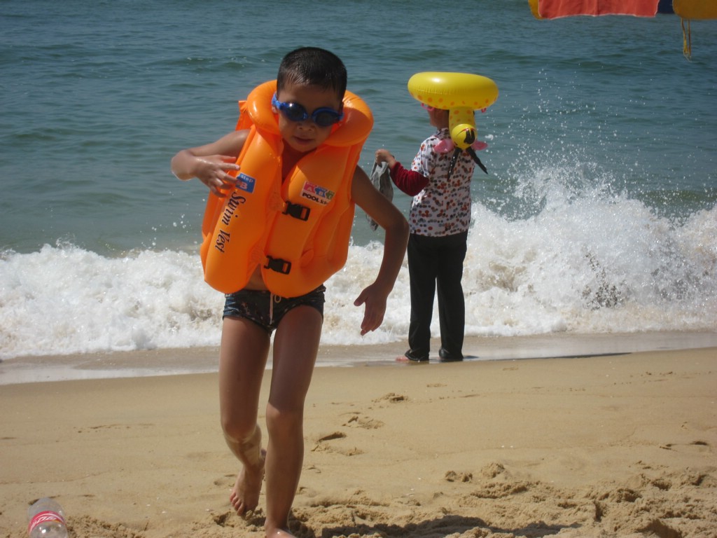 海浪来了，快跑呀~~~ 摄影 盛夏明月