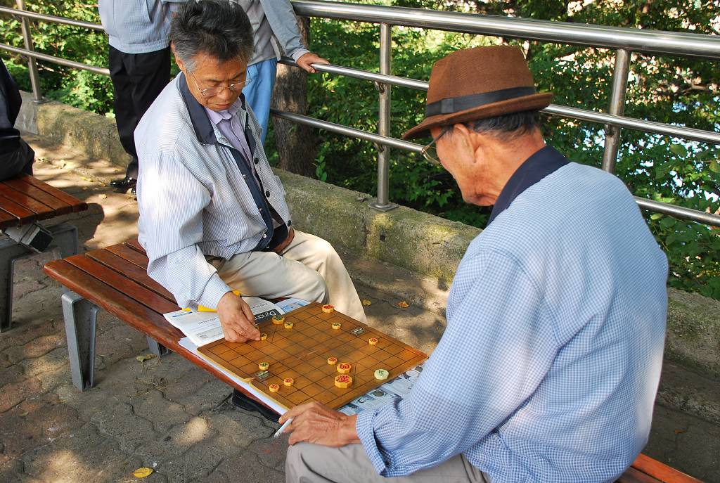 下中国像棋的韩国老人 摄影 原原