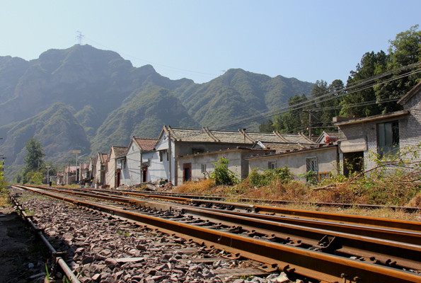 铁路旁的小村 摄影 小天霖