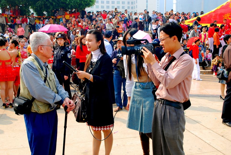 记者采访；你幸福吗？ 摄影 山妹