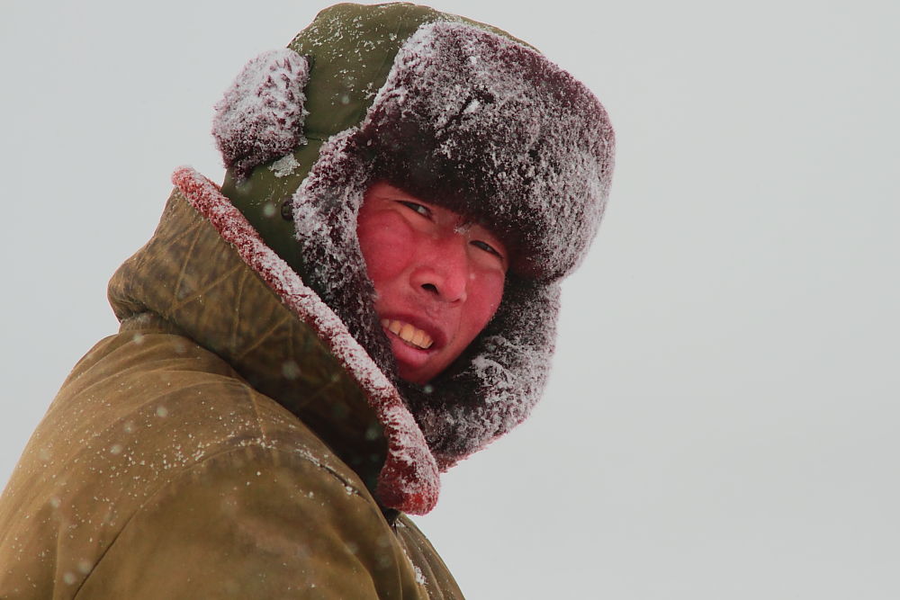 风雪中的牧民头像 摄影 凤鸣康平