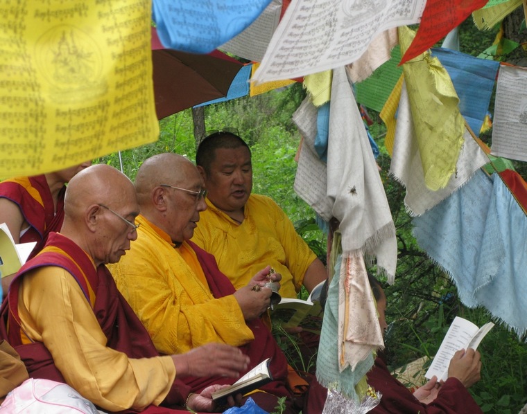 经幡下的我们（四） 摄影 雨中家人