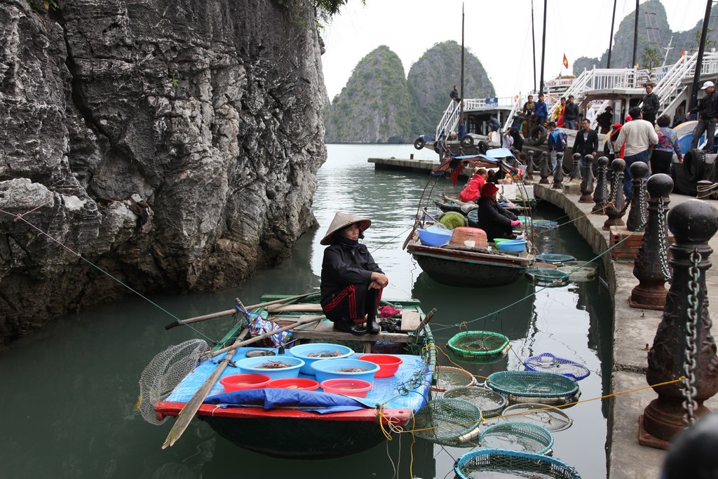 下龙湾小贩 摄影 土拉喀