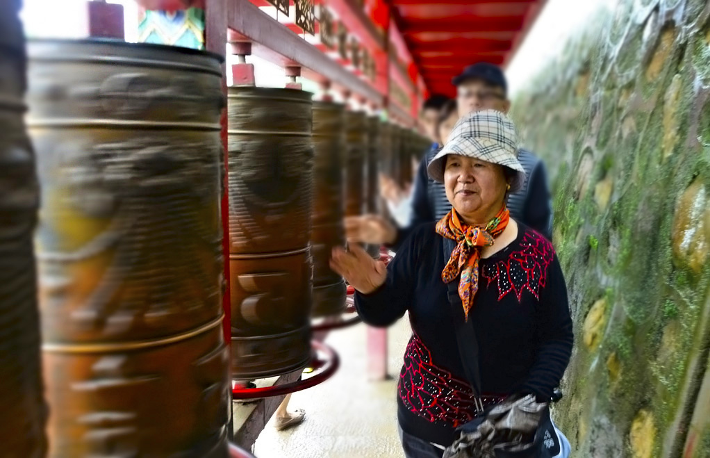 塔尔寺7—转经祈福 摄影 闲心飘逸