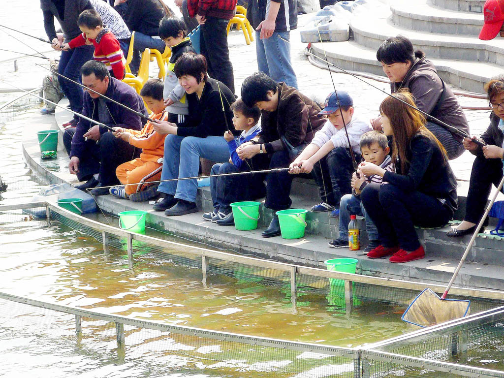 教孩子学釣魚 摄影 富丁