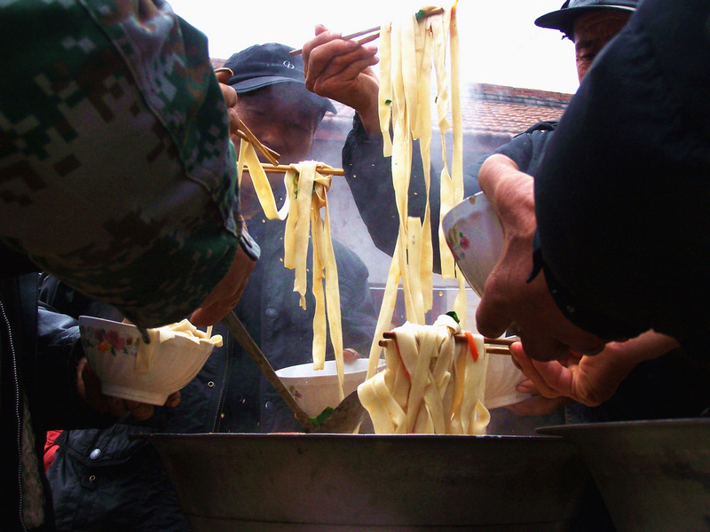 乡村大锅饭---捞面条 摄影 大山51