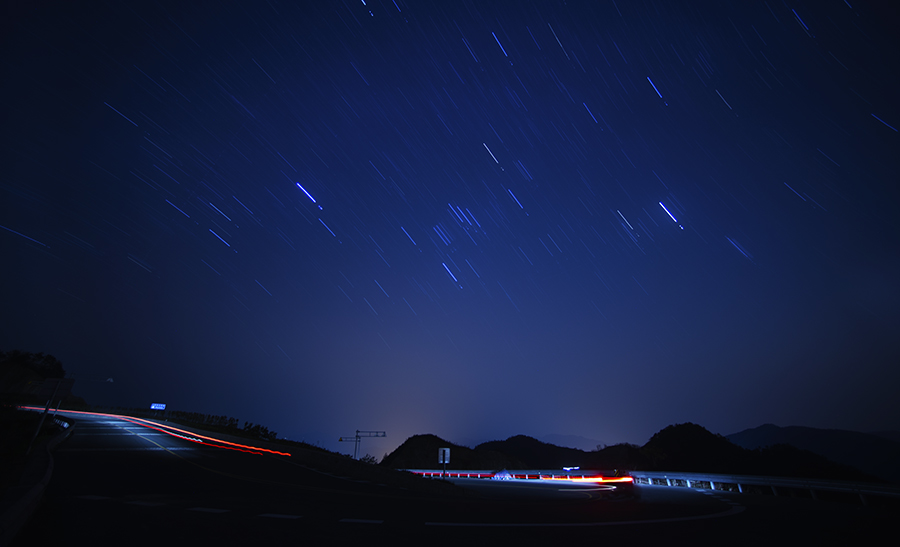 星空下 摄影 老黄牛.