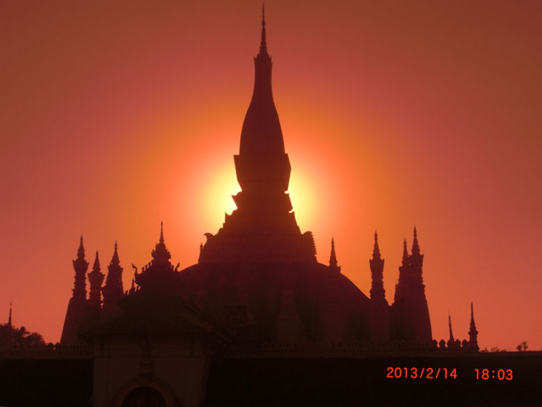 夕阳下的老挝万象塔銮。 摄影 追寻地平线