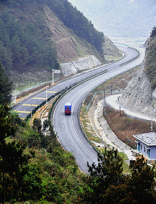 高速路过咱山村 摄影 摄眼看花