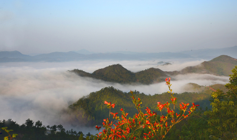 春雾绕山峦 摄影 时颖