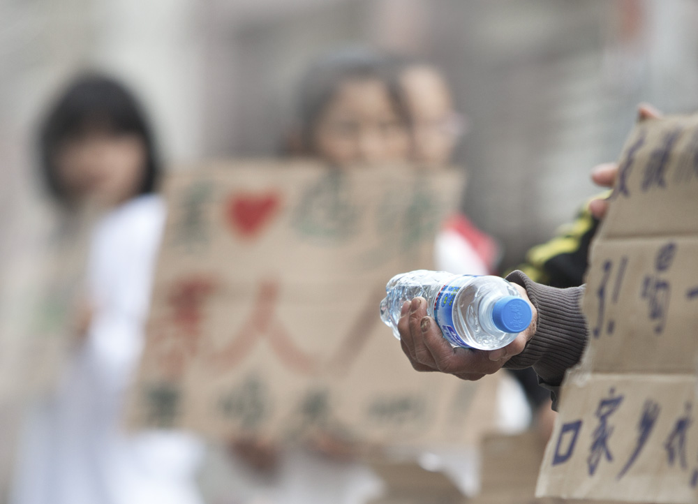 芦山地震——感谢亲人 摄影 萨奇