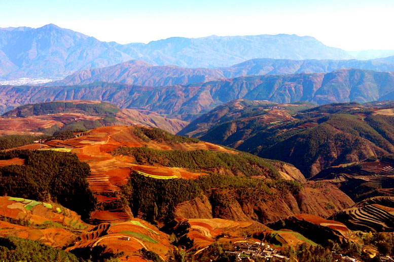 高原山脉红色川景 摄影 深山的绿叶