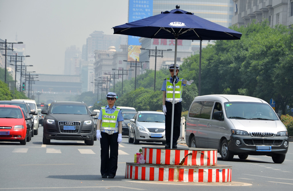 西安女交警—城市风景线 摄影 静趣斋