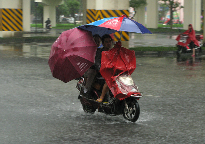 成都今日暴雨 摄影 人生自有路