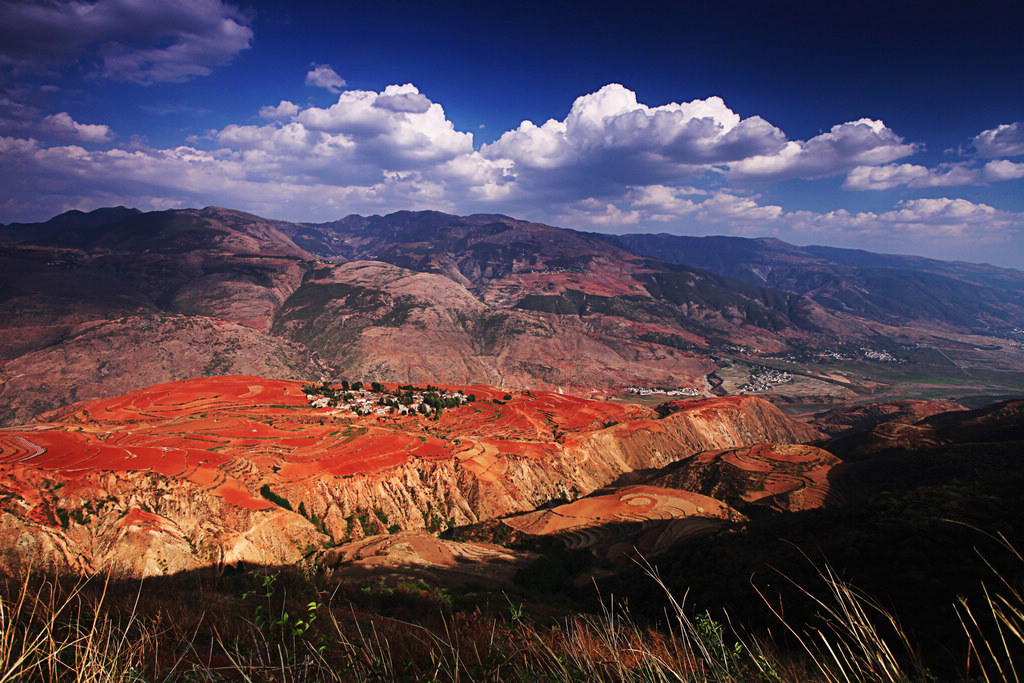 东川红土地一隅 摄影 艾舍