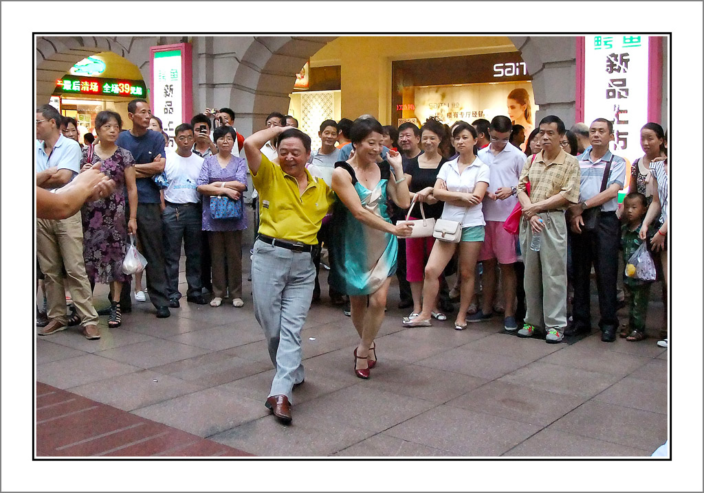 享受南京路，激情舞人生。 摄影 zhanghq1958