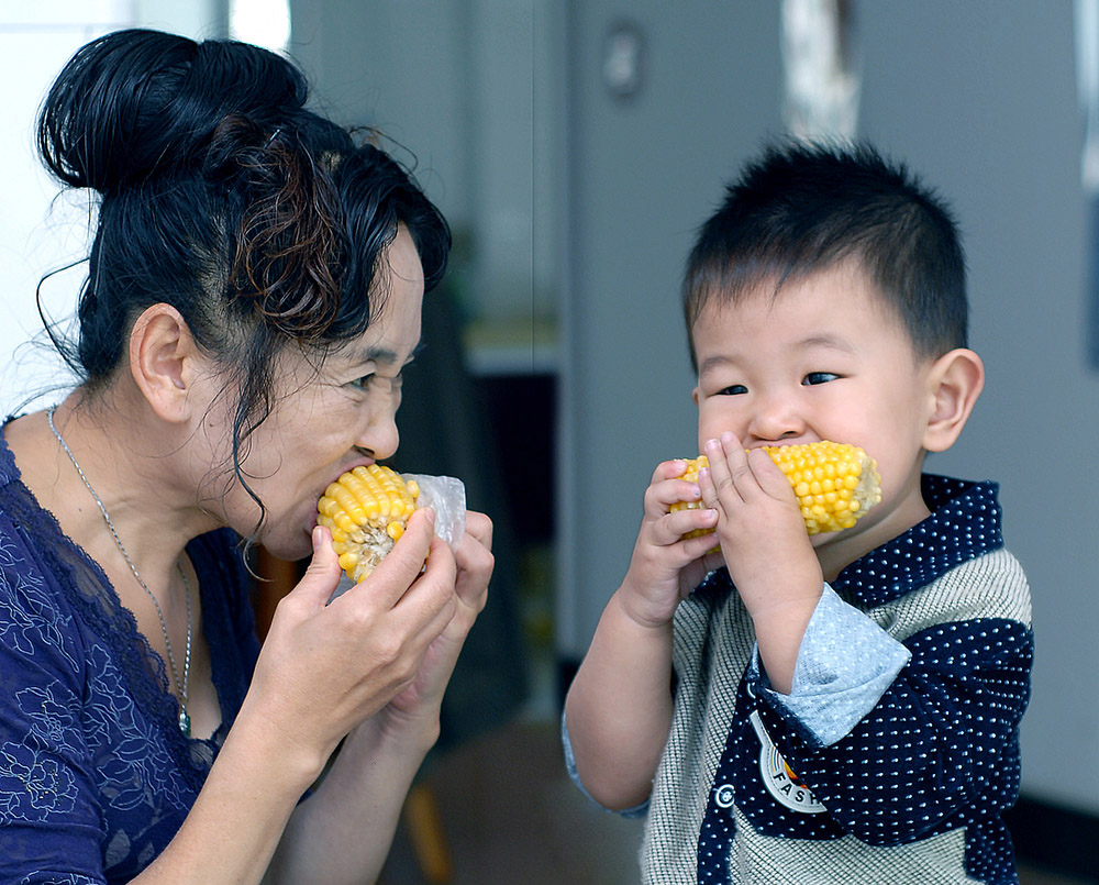 奶奶和孙子吃玉米 摄影 凤儿龙子