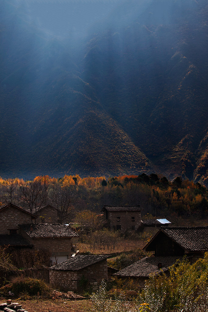 阳光普照小山村 摄影 康定情歌