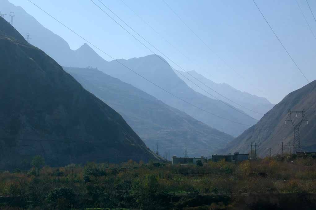 路经四川丛山峻岭 摄影 孙黎明