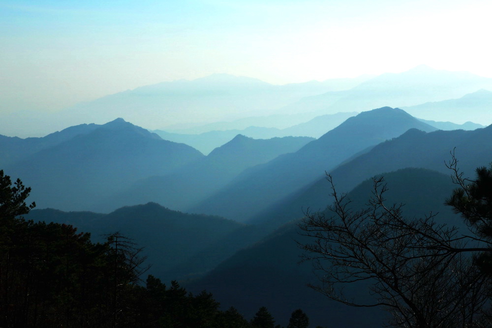 山峦起伏。 摄影 冠头领