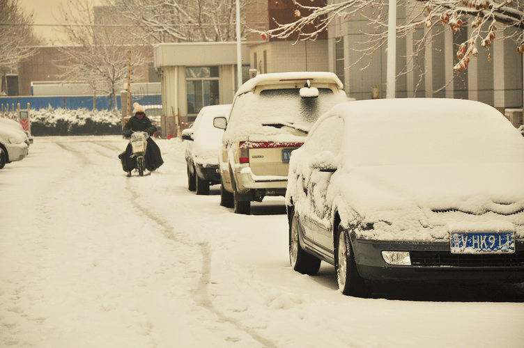 雪压车 摄影 乐观的平原