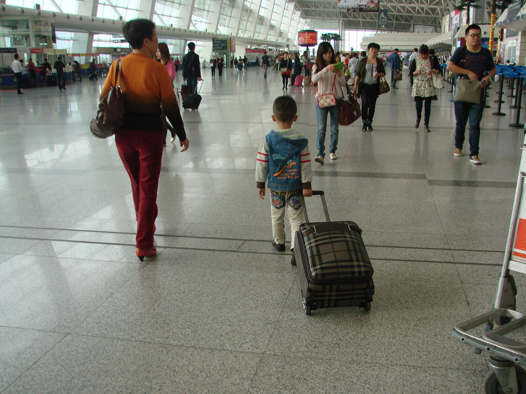 汉口天河机场小孙豆豆拖大旅行箱上候机楼 摄影 黄先生