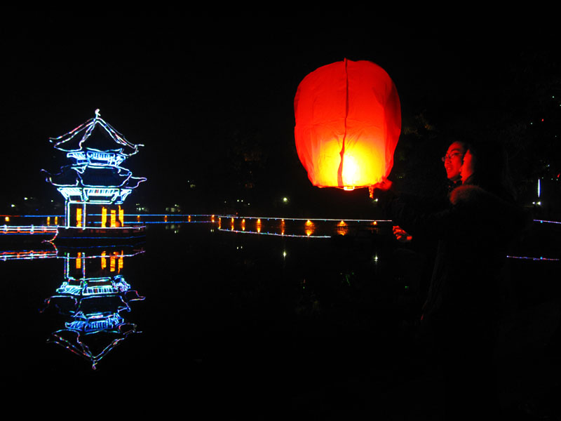 西湖夜景美 许愿灯常明 摄影 快乐瞬间