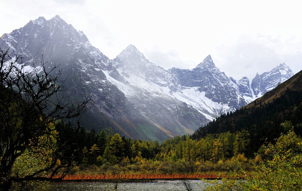 蒙上面纱的四姑娘山 摄影 景仲平