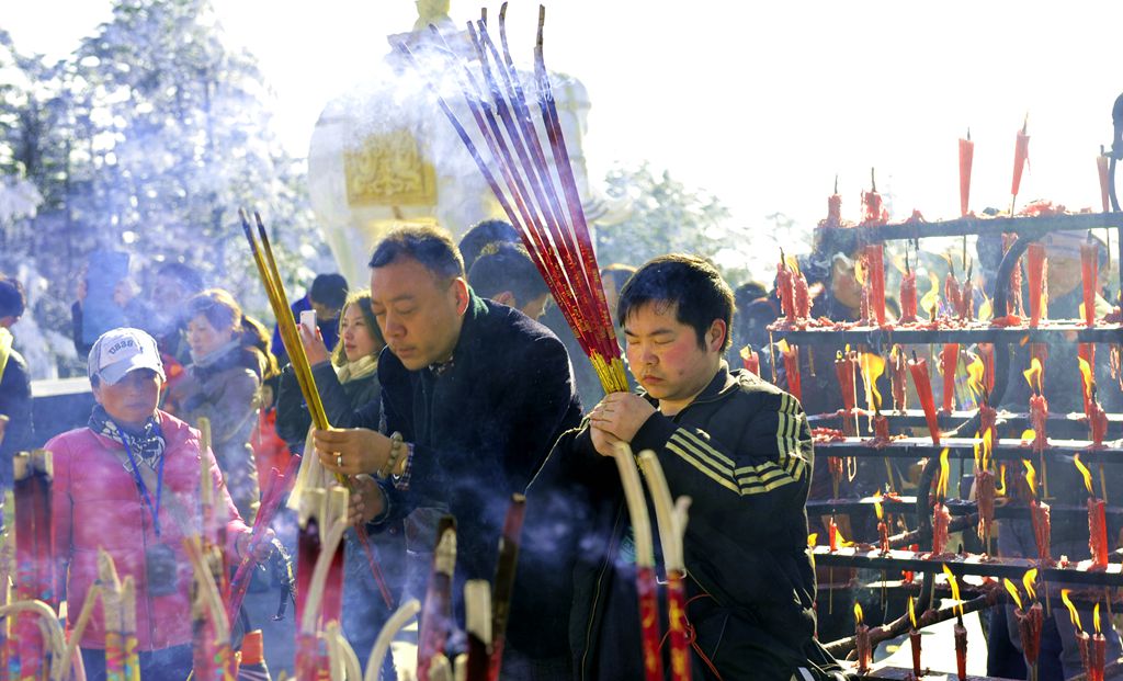 虔诚香客 摄影 景仲平