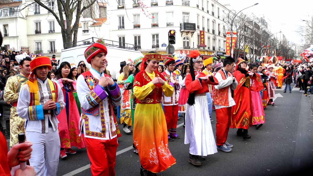 年轻们说:"新年好！恭喜发财！" 摄影 孙黎明