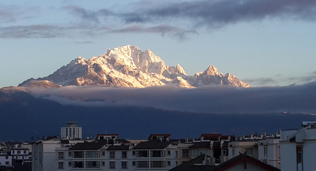 家住雪山下 摄影 丽强