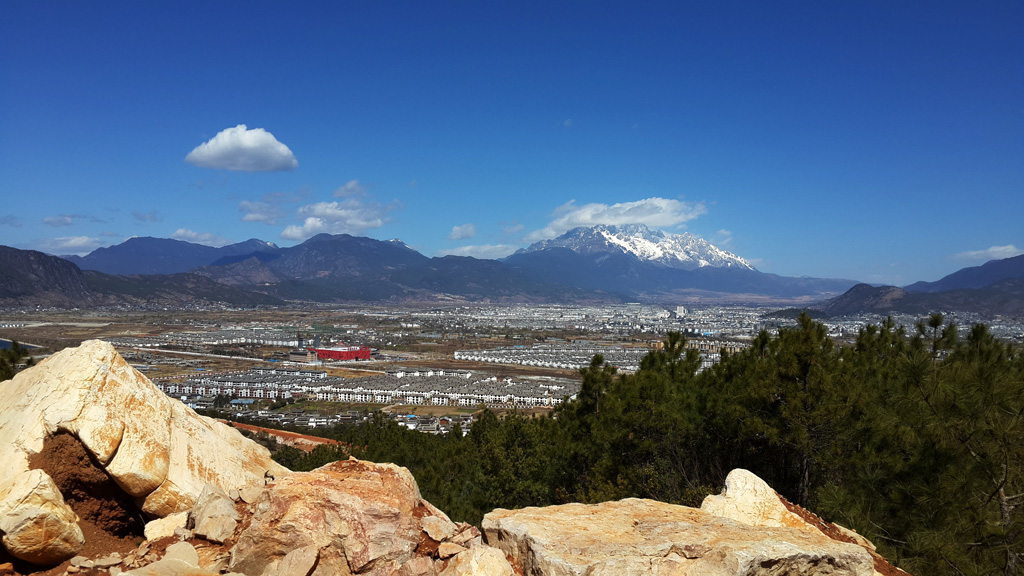 家住雪山下 摄影 丽强