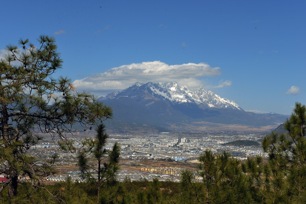 家住雪山下 摄影 丽强