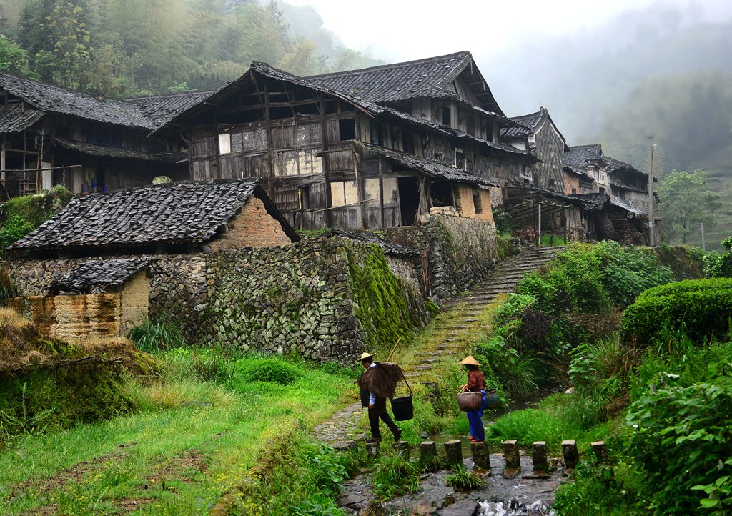 烟雨小山村 摄影 工行远见