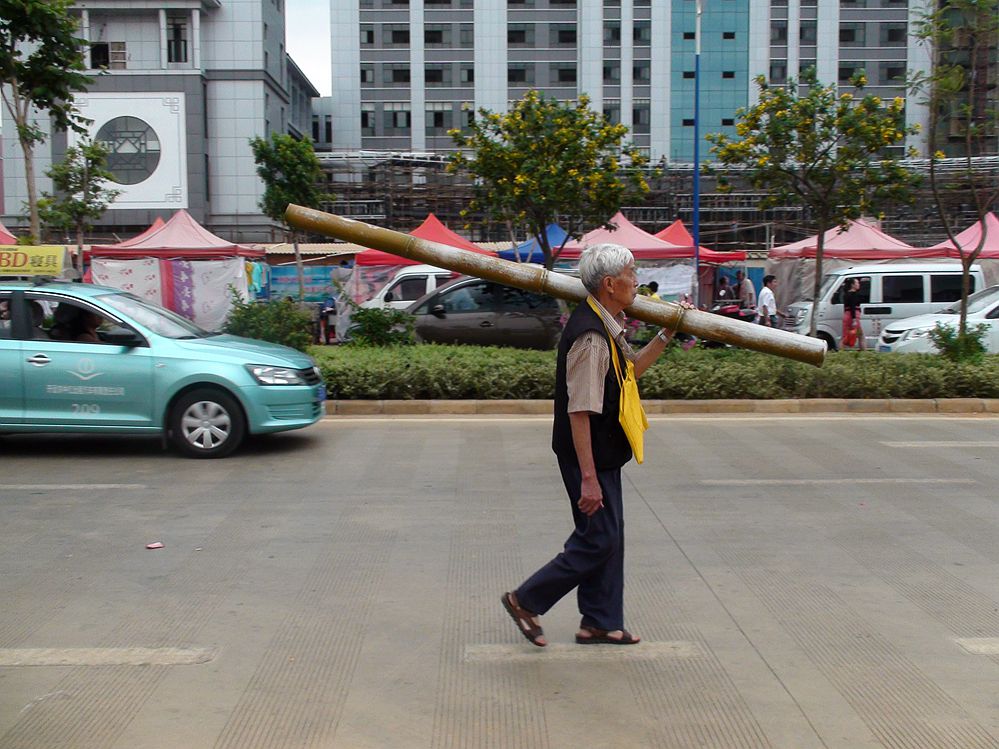 扛竹杆进城 摄影 阿民