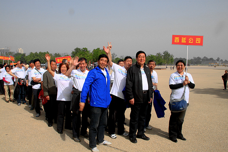 健步走在大明宫遗址公园 摄影 神气