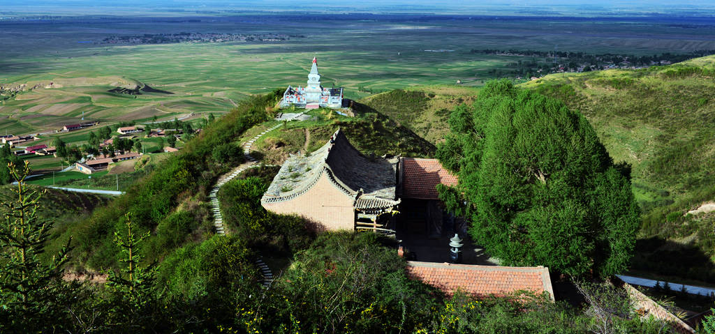 小寺披绿装 摄影 祁连魂