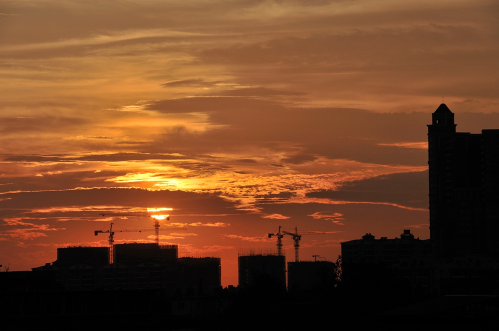 夕阳下的工地 摄影 顽固的牛谈笑