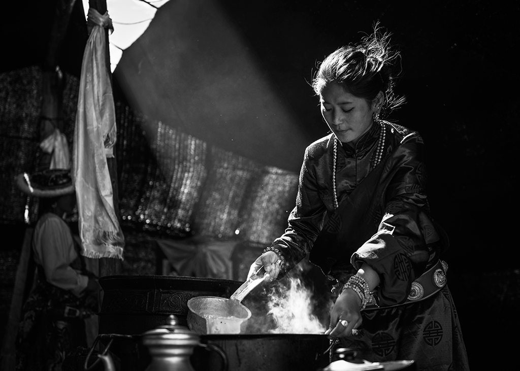 煮茶的藏族美女 摄影 元康