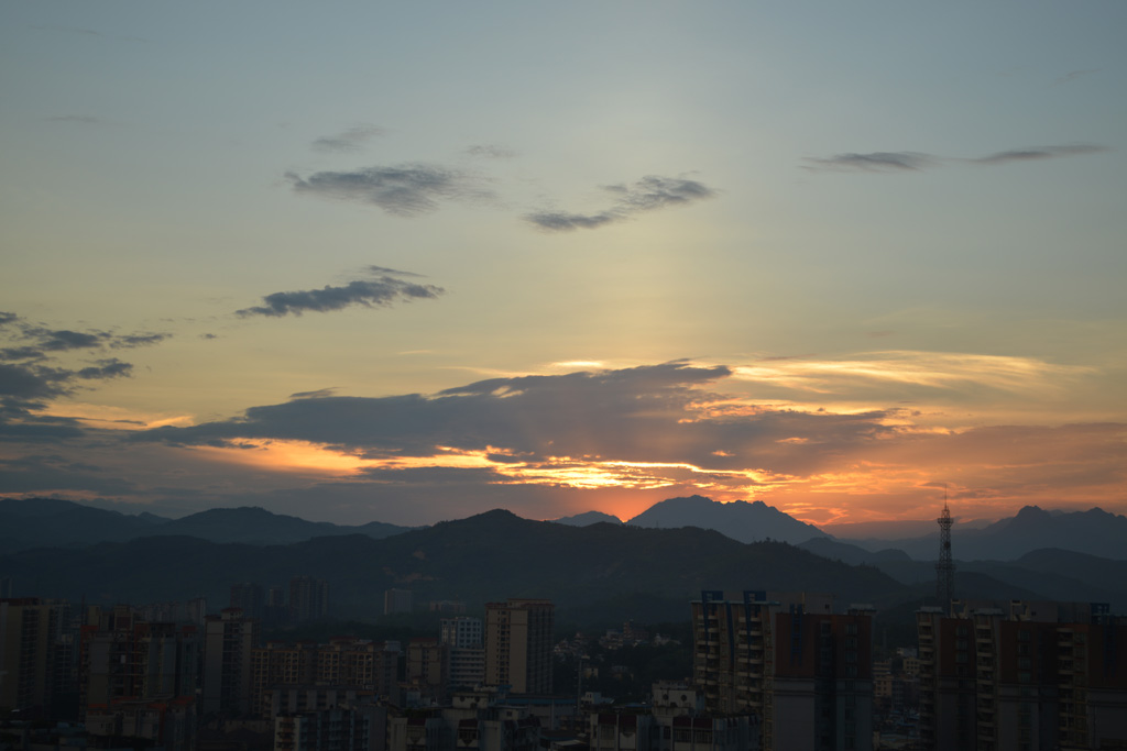 静下来的山城 摄影 太阳照常升起