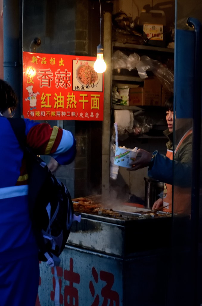 买泡面的中学生 摄影 冀农夫