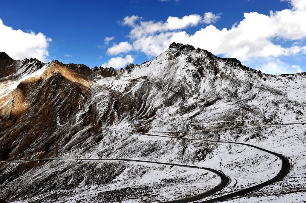 巴朗山的路与雪 摄影 泉声