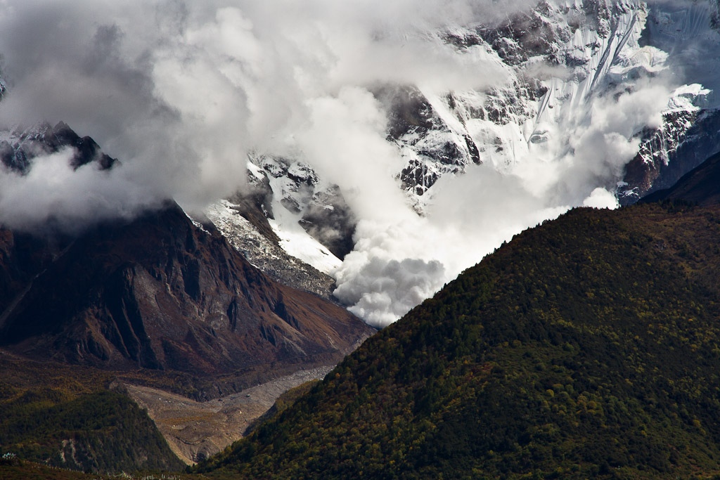 南迦巴瓦雪崩 摄影 云之山峰