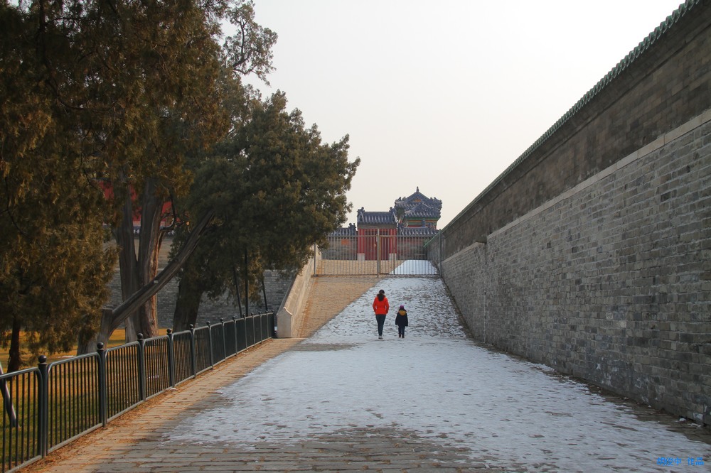 阳光城墙和白雪 摄影 胡俊中