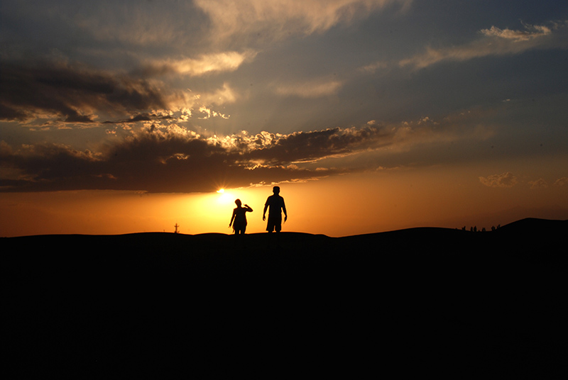 他们从夕阳中走来 摄影 土豆花