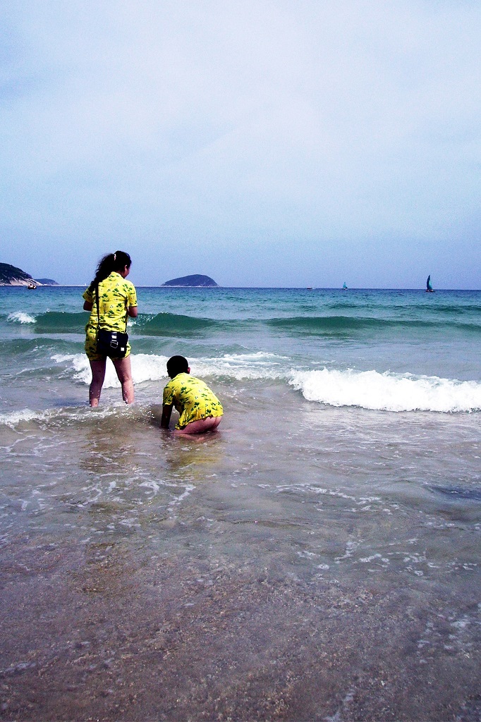 母子踏海 摄影 浪迹天涯0725