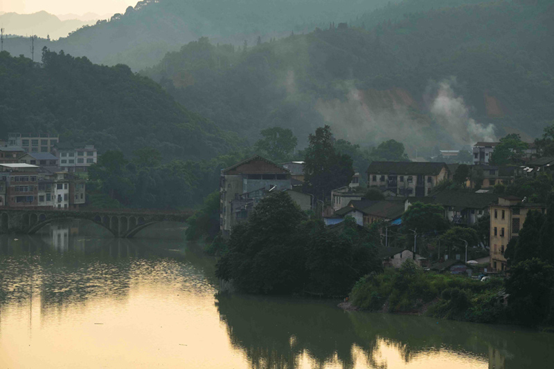 夕阳 炊烟 石桥  广西柳州三江县 摄影 longxingxia