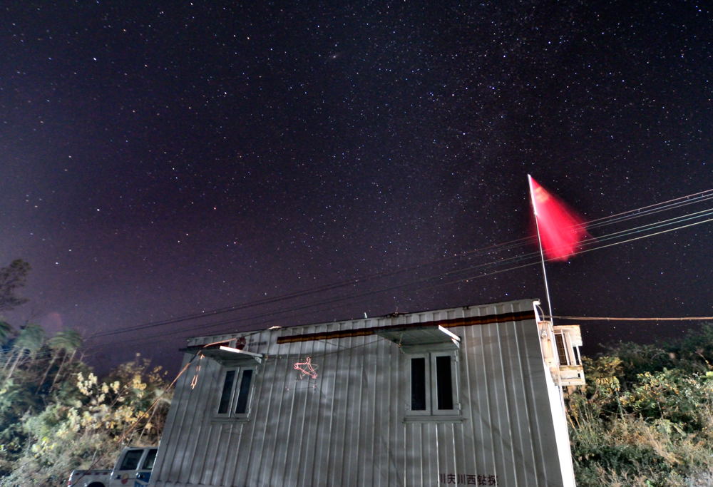 夜空下的红旗 摄影 luzhouzjy